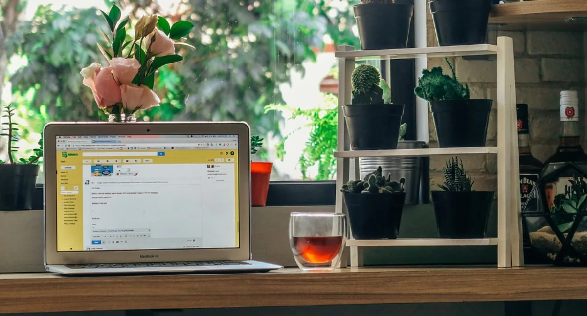 Zdjęcie laptopa na biurku/ Pixabay.com