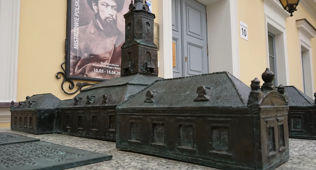 Zdjęcie figurki ratusza pod ratuszem w Białymstoku/ Fakty Białystok