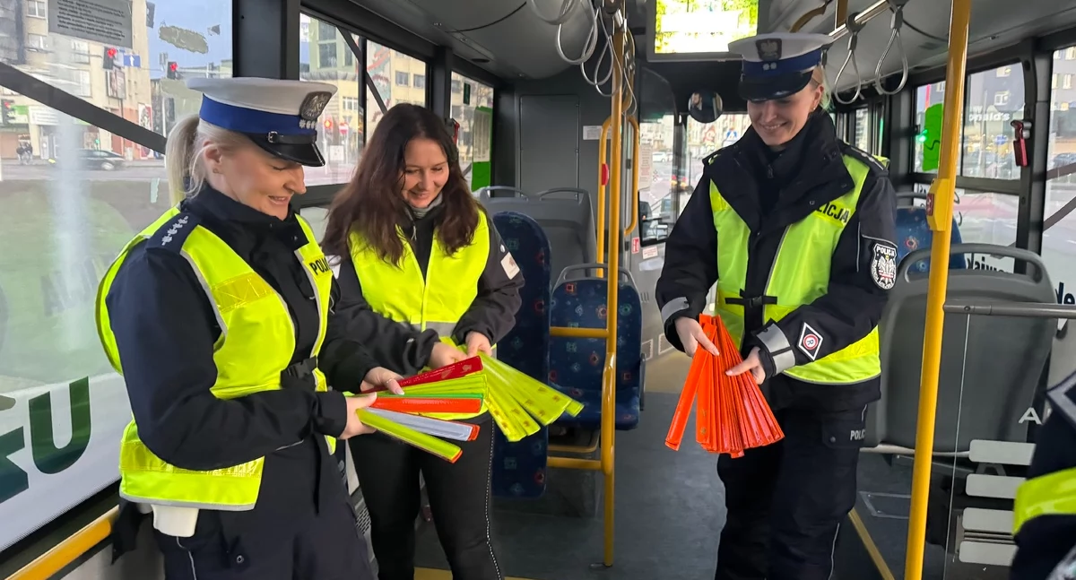 Zdjęcie policjantek w autobusie/ podlaska.policja.gov.pl