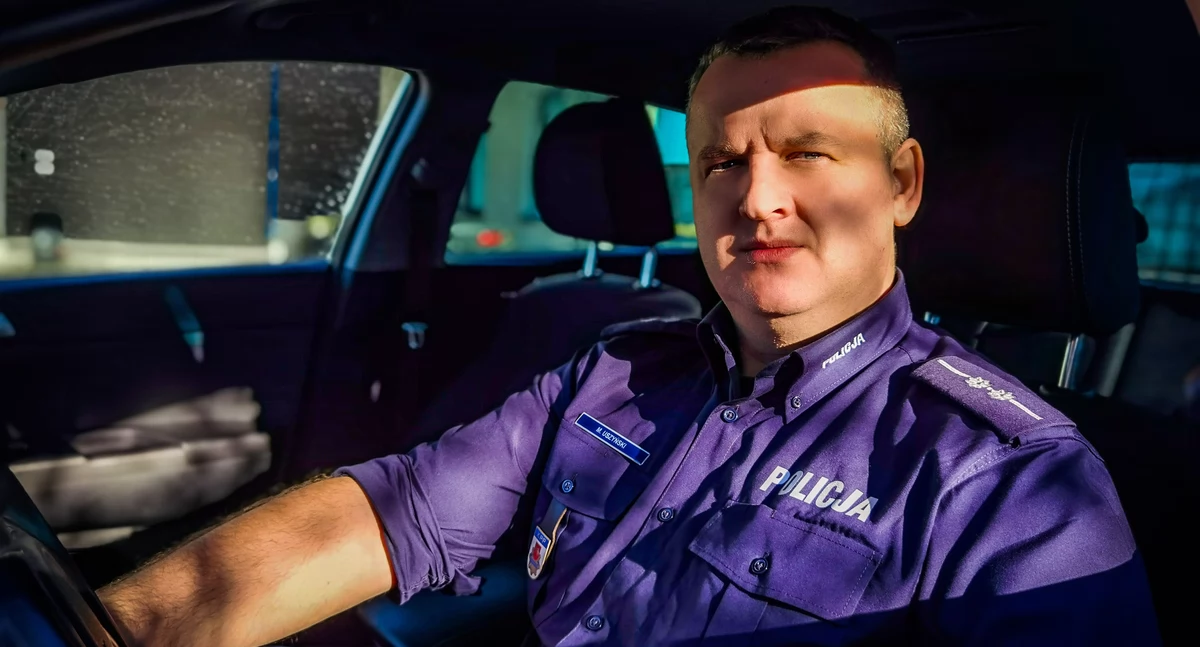 Zdjęcie policjanta w radiowozie/ podlaska.policja.gov.pl