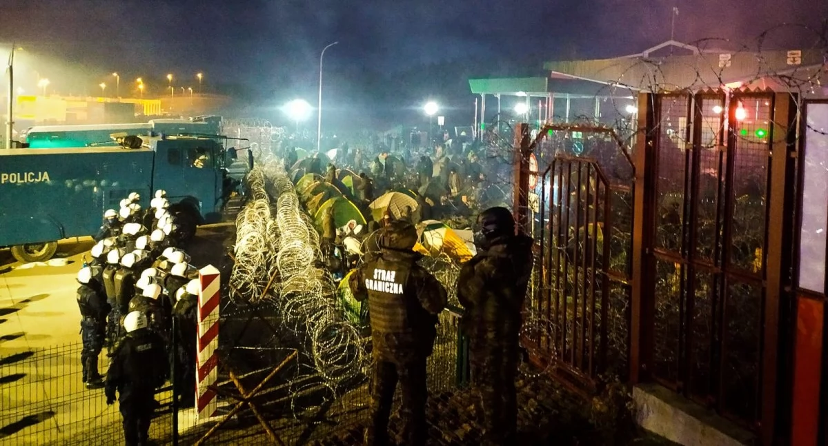 Zdjęcie nielegalnych migrantów na przejściu granicznym w Kuźnicy/ podlaska.policja.gov.pl