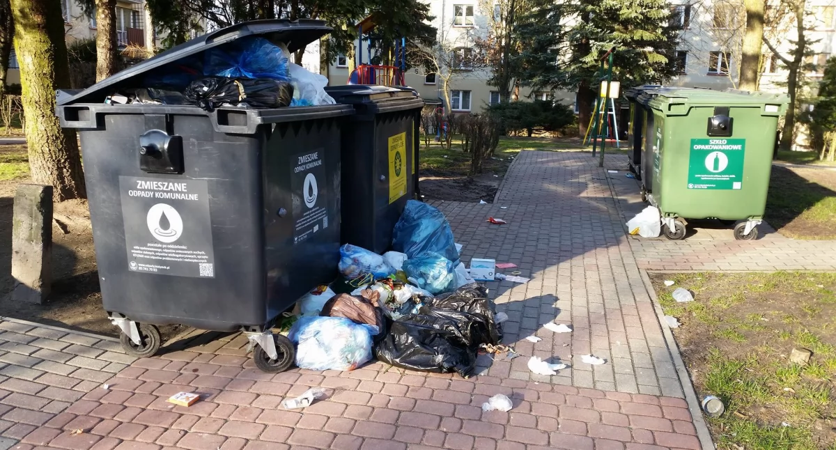 Zdjęcie przepełnionych kubłów na śmieci/ Fakty Białystok