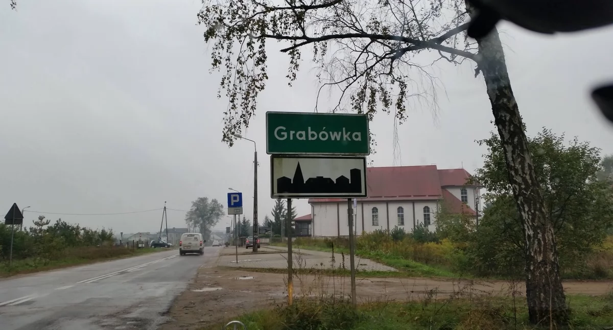Zdjęcie znaku z nazwą miejscowości Grabówka/ Fakty Białystok