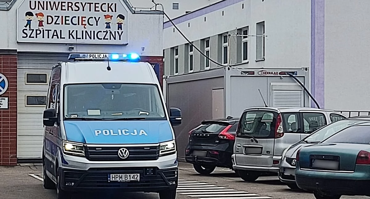 Zdjęcie policyjnego radiowozu pod szpitalem dziecięcym w Białymstoku/ podlaska.policja.gov.pl