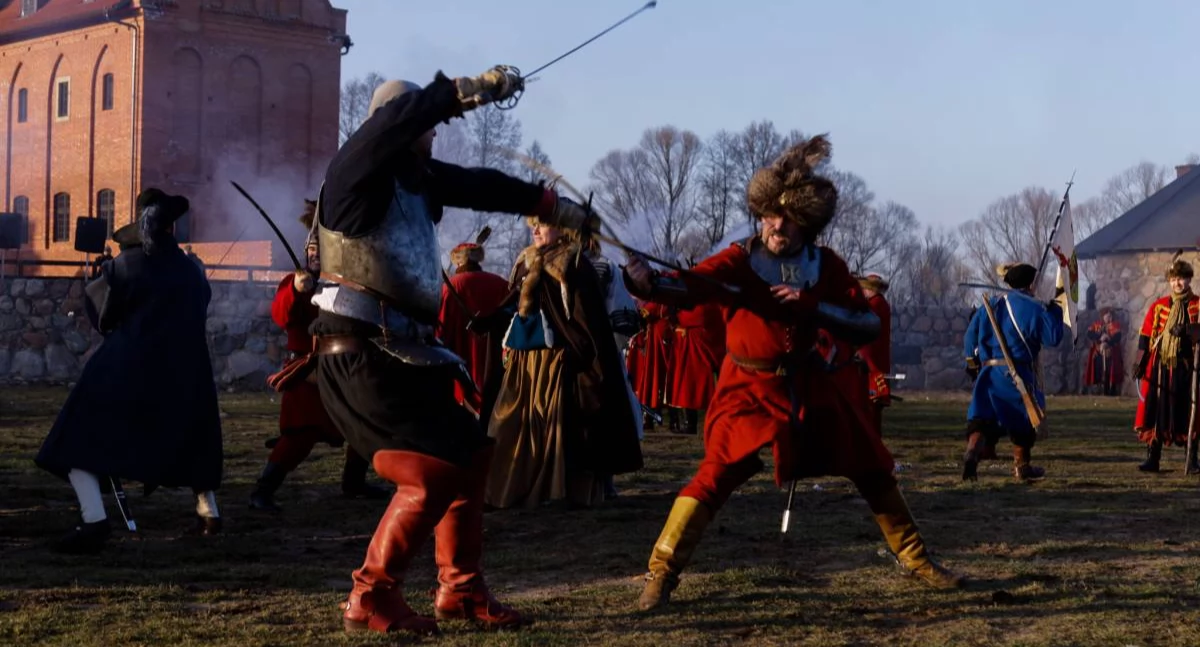 Zdjęcie walczących rekonstruktorów na dziedzińcu Zamku w Tykocinie/ wrotapodlasia.pl