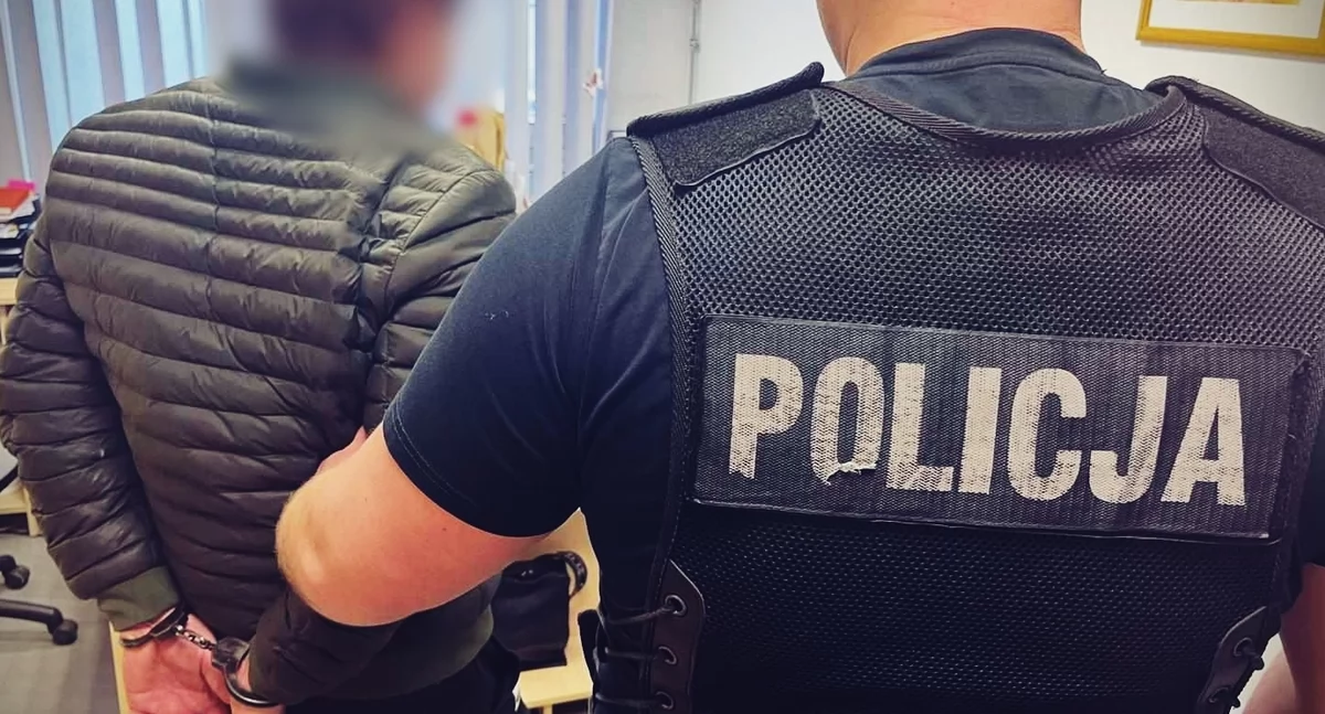 Zdjęcie policjanta i zatrzymanego mężczyzny/ podlaska.policja.gov.pl
