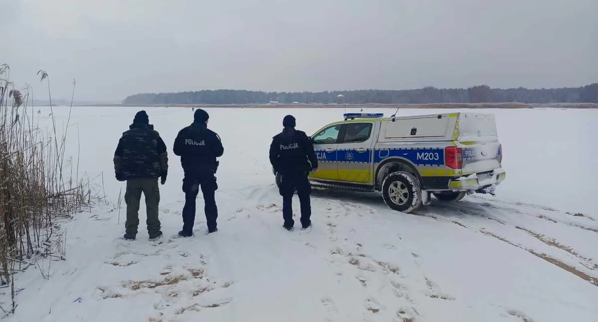 Zdjęcie policjantów na zamarzniętym zalewie Siemianówka/ podlaska.policja.gov.pl