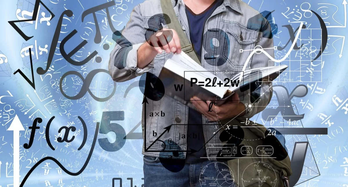 Zdjęcie mężczyzny na tle wzorów matematycznych/ Pixabay.com