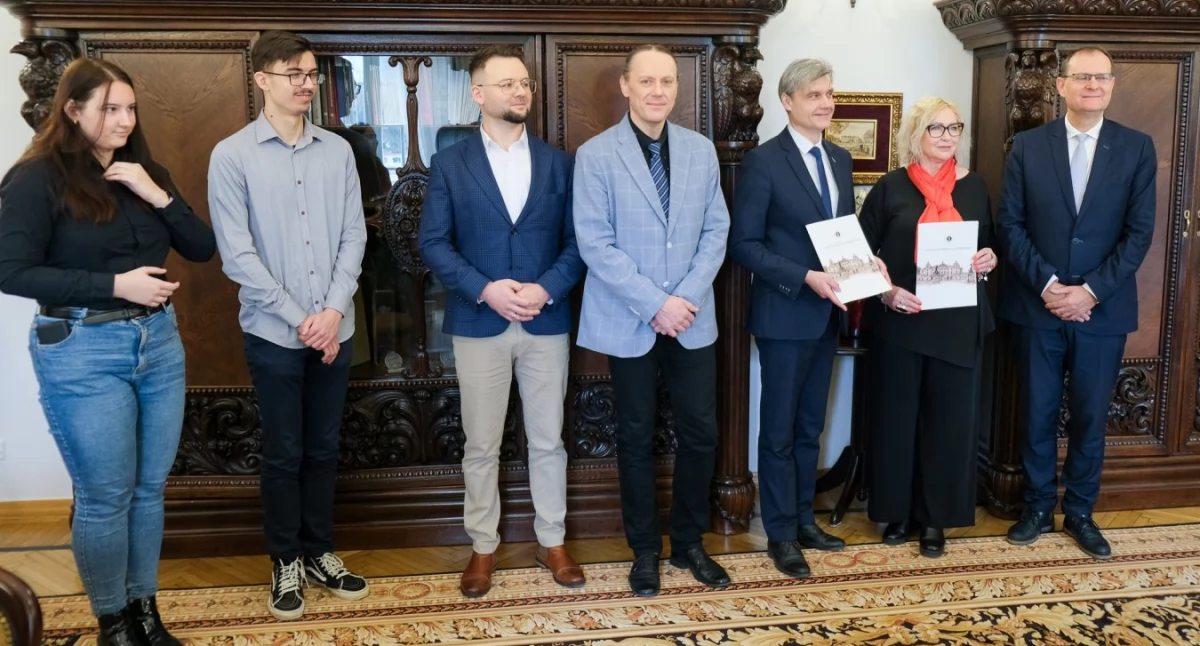 Zdjęcie osób biorących udział w podpisaniu umowy pomiędzy UMB a Technikum Elektrycznym w Białymstoku/ UMB