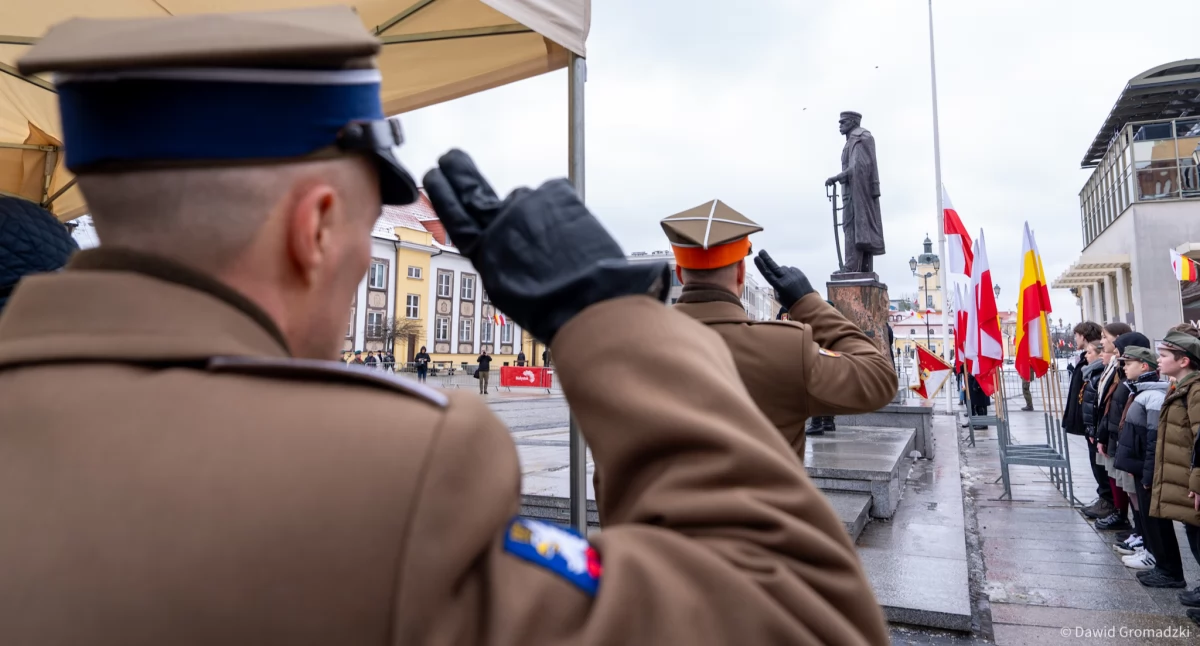 Zdjęcie salutujących żołnierzy podczas uroczystości 106. rocznicy odzyskania niepodległości przez Białystok/ bialystok.pl