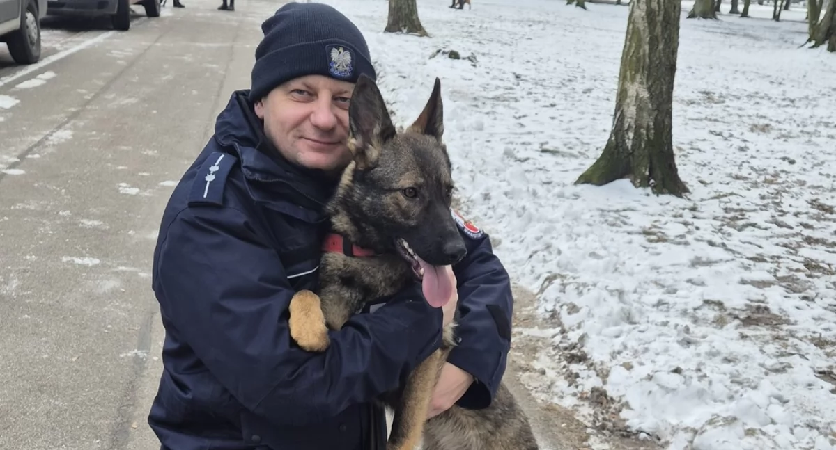 Zdjęcie policjanta z psem/ podlaska.policja.gov.pl