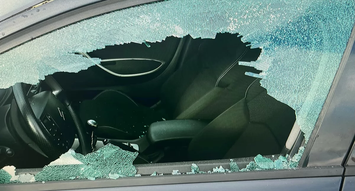 Zdjęcie uszkodzonej szyby w samochodzie/ podlaska.policja.gov.pl