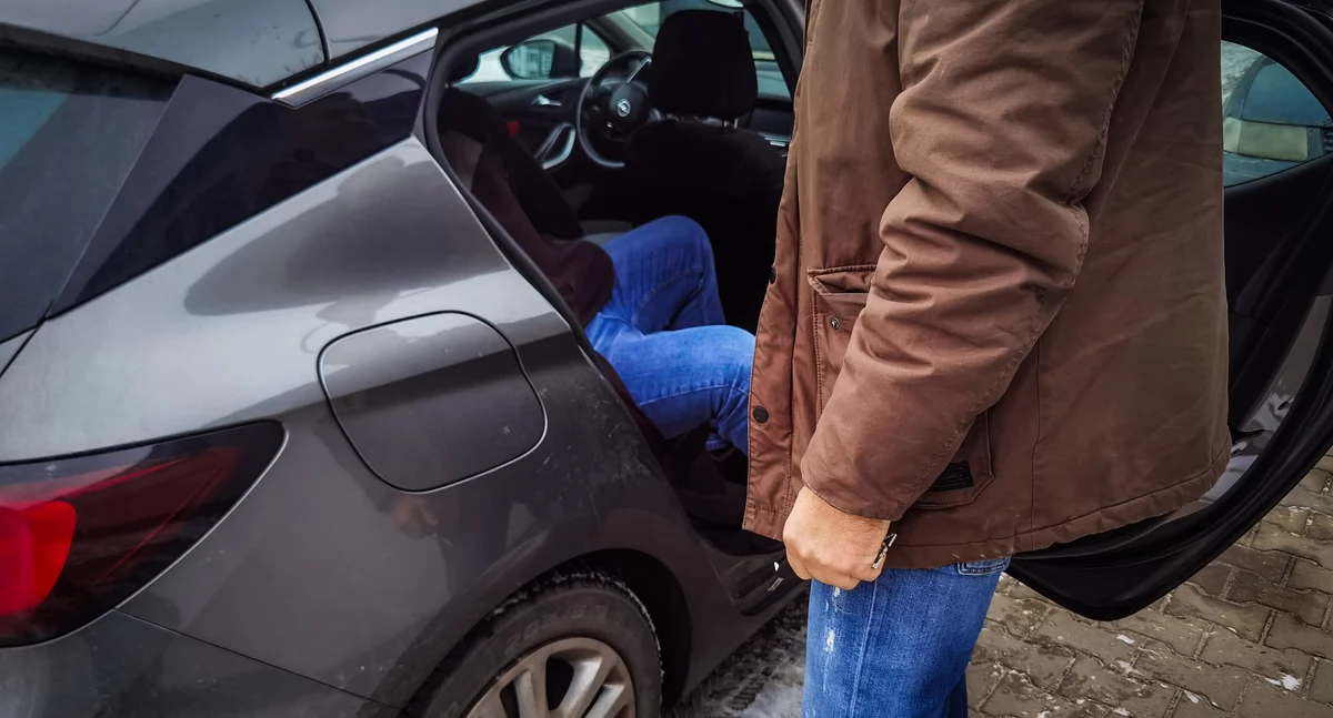 Zdjęcie mężczyzn przy zatrzymanym samochodzie/ podlaska.policja.gov.pl