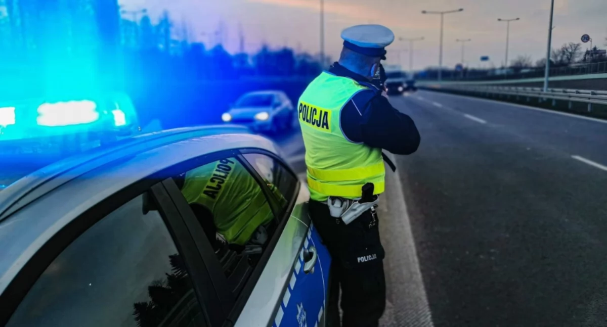 Zdjęcie policjanta z radarem/ podlaska.policja.gov.pl