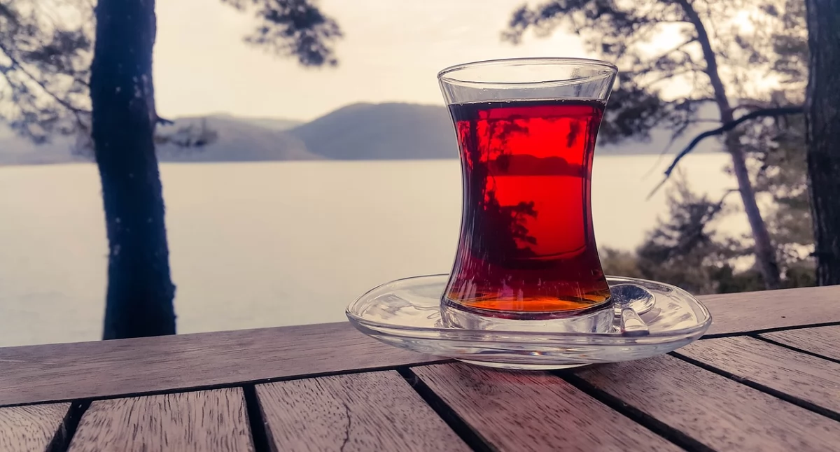 Zdjęcie szklanki z zaparzoną herbatą/ Pixabay.com