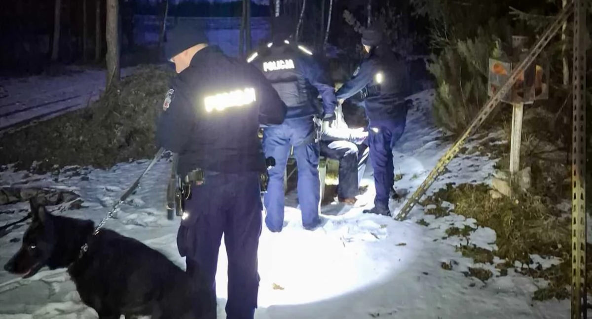 Zdjęcie policjantów i psa tropiącego/ podlaska.policja.gov.pl