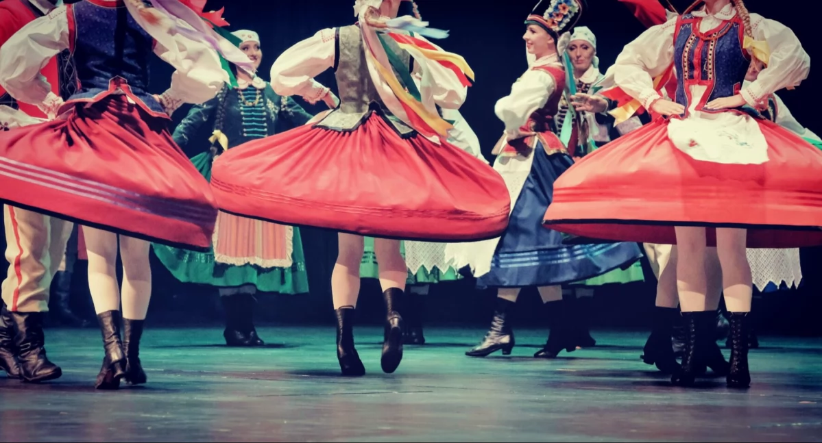 Zdjęcie zespołu tanecznego na scenie/ PIK