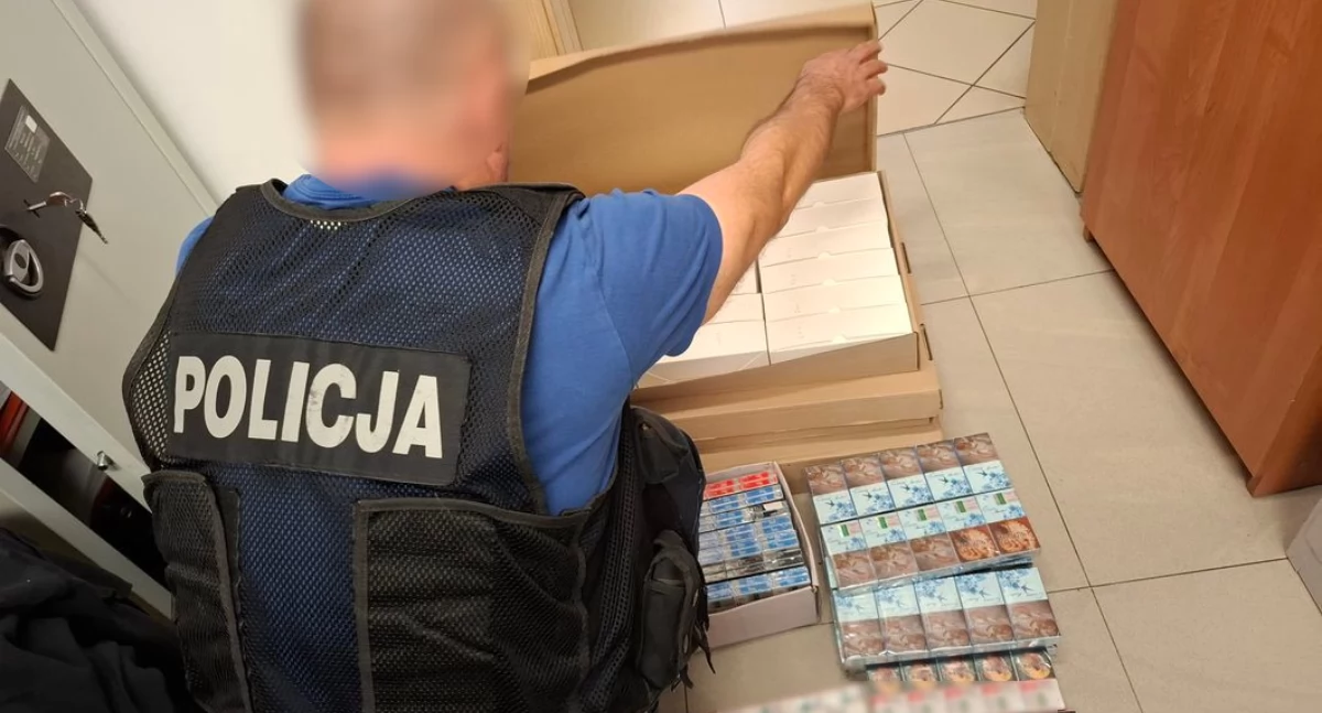 Zdjęcie policjanta z zarekwirowanymi nielegalnymi papierosami/ podlaska.policja.gov.pl