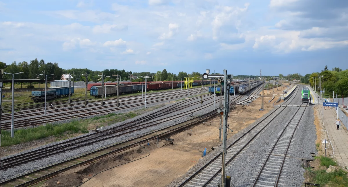 Zdjęcie torów kolejowych i pociągów/ PKP PLK