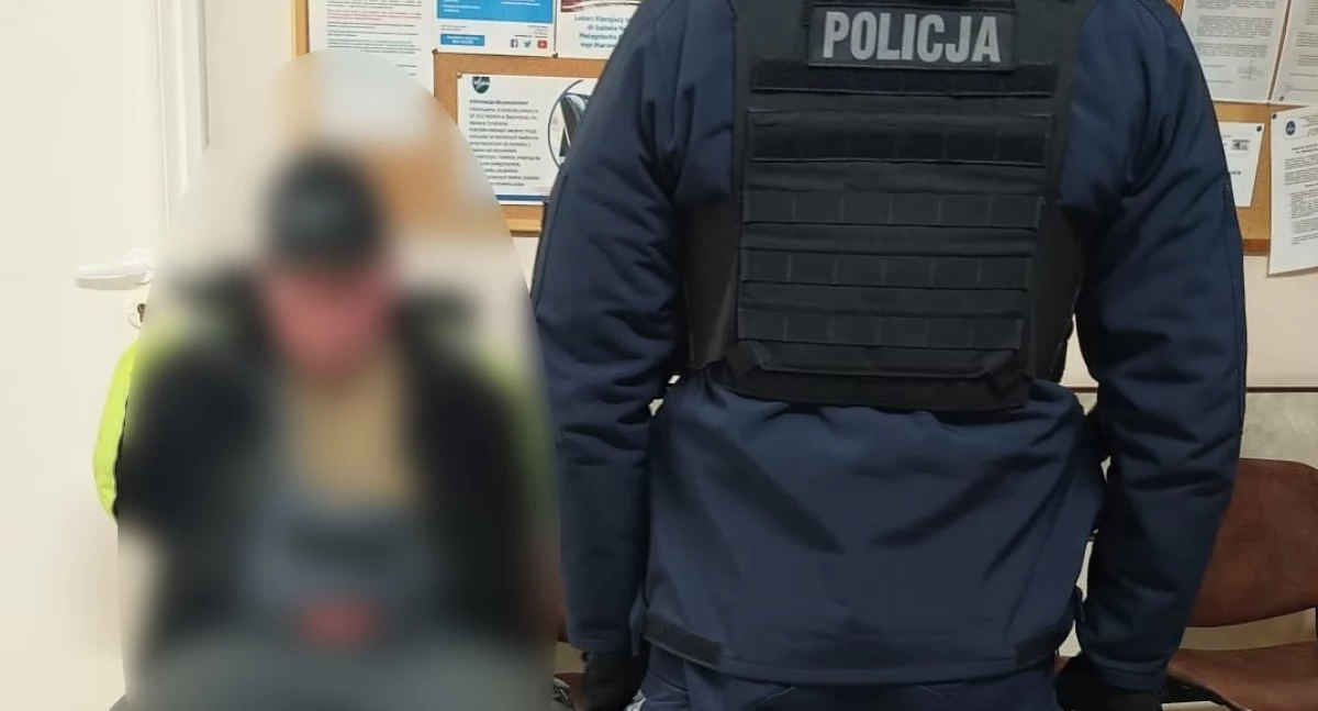 Zdjęcie policjanta przy zatrzymanym mężczyźnie/ podlaska.policja.gov.pl
