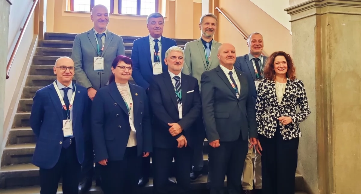 Zdjęcie przedstawicieli Uniwersytetu Europejskiego Across/ mat. pras.