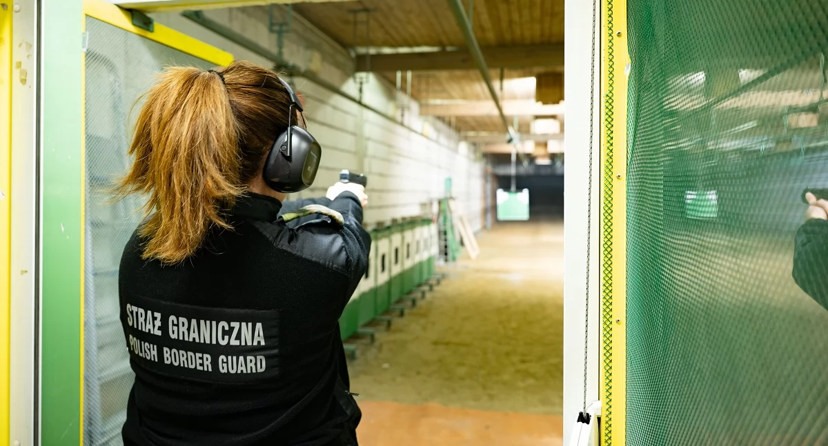 Zdjęcie strażniczki granicznej na strzelnicy/ Straż Graniczna