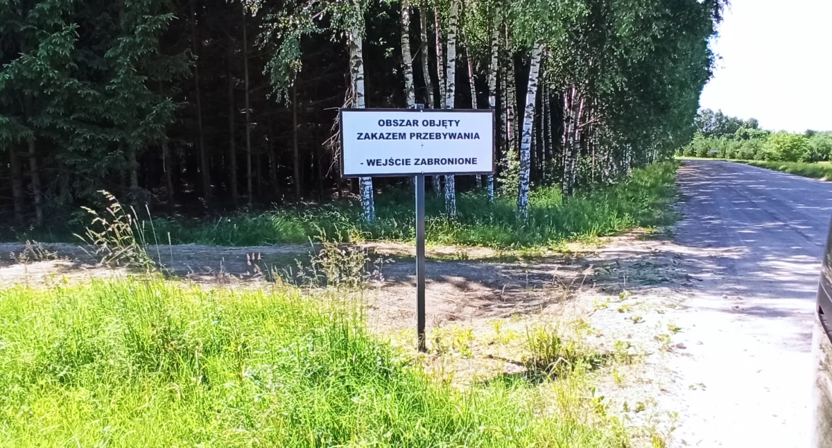 Zdjęcie znaku ostrzegającego o strefie buforowej pod granicą z Białorusią/ Fakty Białystok