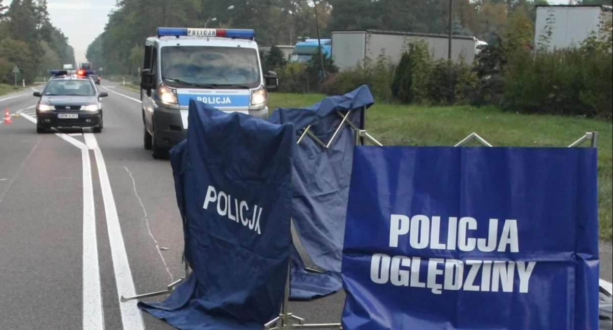 Zdjęcie radiowozów policyjnych na miejscu wypadku/ podlaska.policja.gov.pl