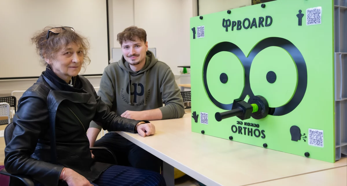 Zdjęcie tablicy sensorycznej i naukowców Politechniki Białostockiej/ Dariusz Piekut