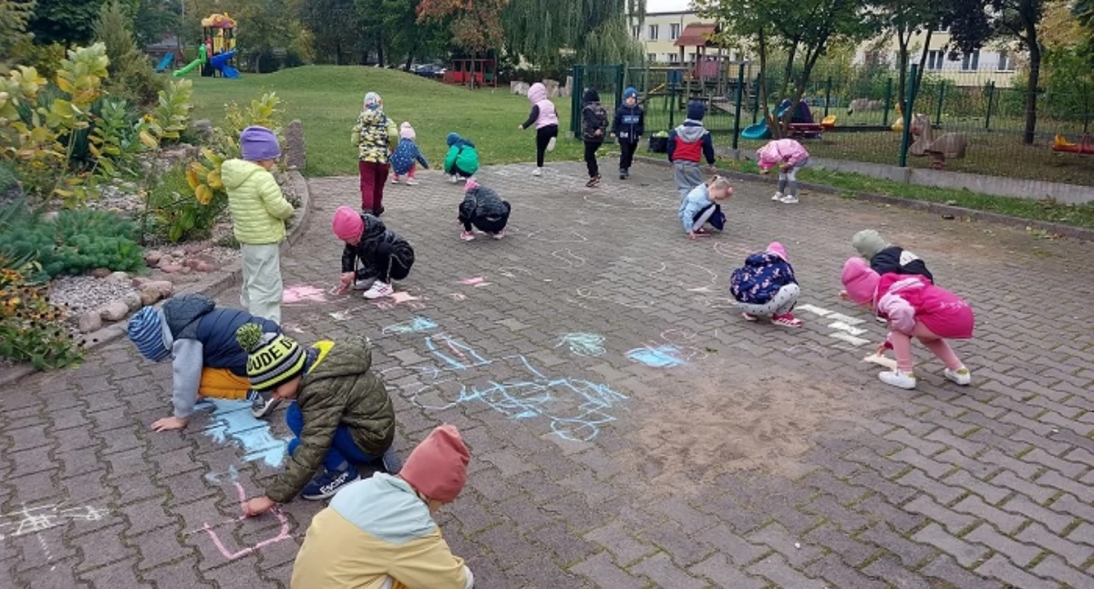 Zdjęcie bawiących się dzieci na placu zabaw/ UM w Łapach