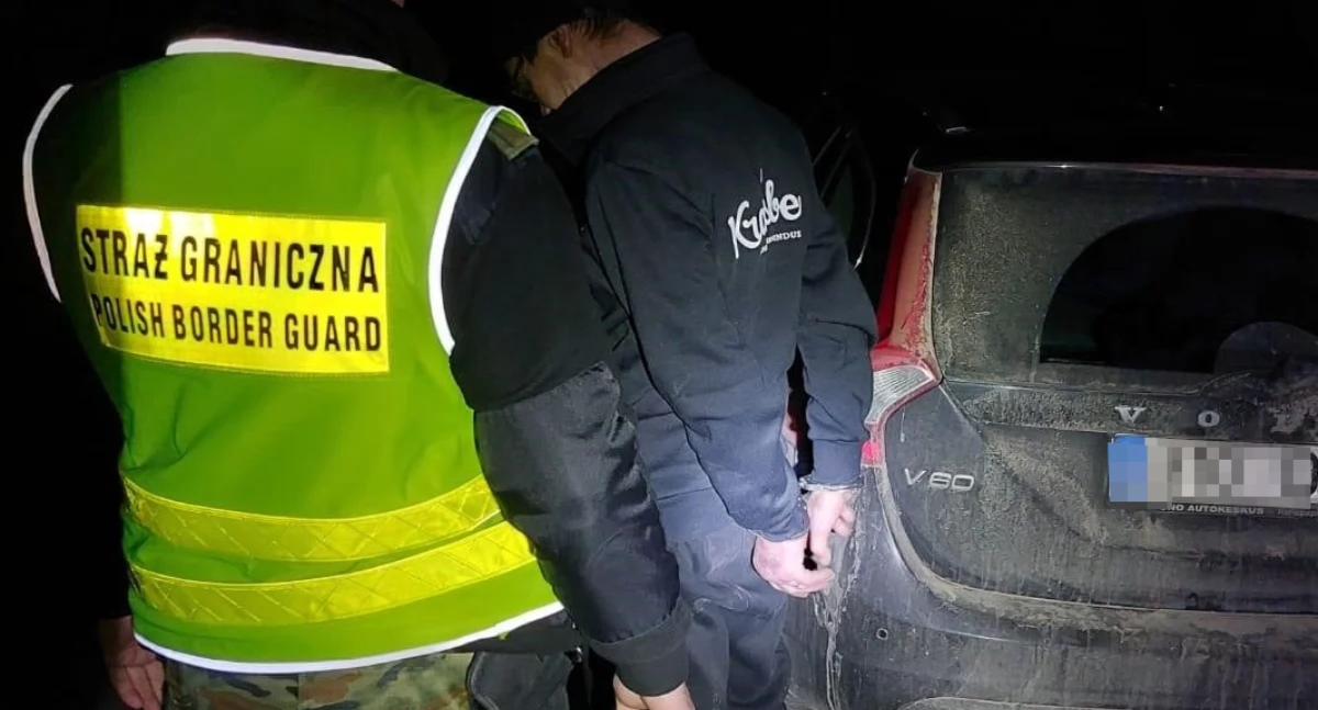 Zdjęcie strażnika granicznego z zatrzymanym mężczyzną przy samochodzie/ SG