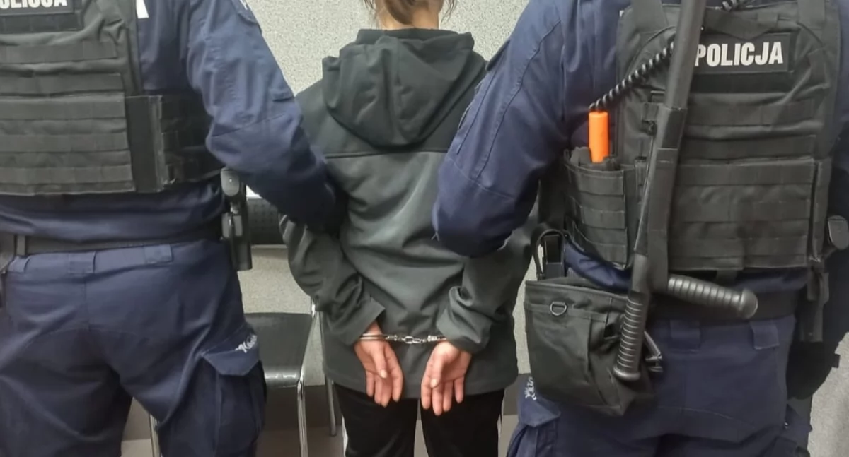 Zdjęcie policjantów prowadzących zatrzymaną kobietę w kajdankach/ podlaska.policja.gov.pl
