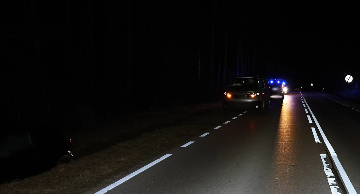 Zdjęcie rozbitych pojazdów i radiowozu/ podlaska.policja.gov.pl