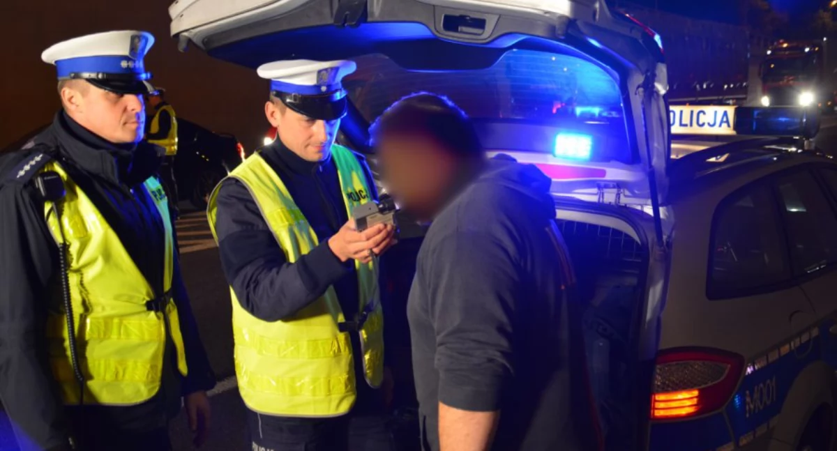Zdjęcie poglądowe policjantów drogówki sprawdzających trzeźwość kierowcy/ podlaska.policja.gov.pl