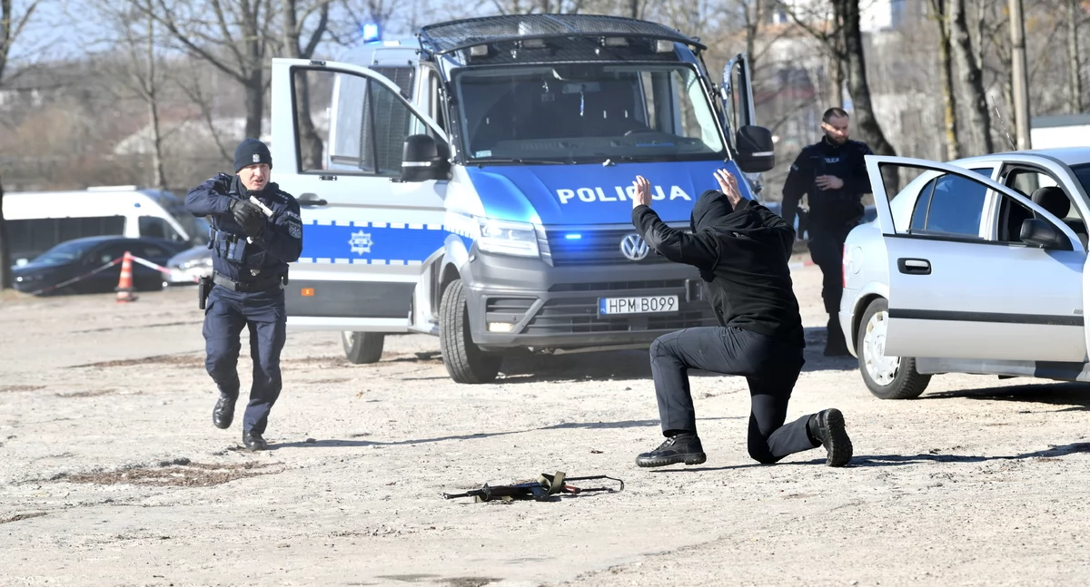 Zdjęcie policjantów podczas akcji zatrzymania pozoranta/ podlaska.policja.gov.pl