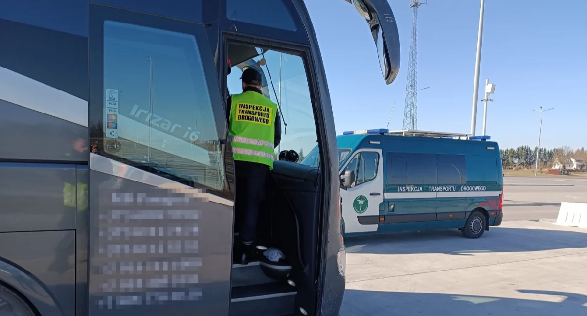 Zdjęcie autokaru i inspektora WITD podczas kontroli/ WITD