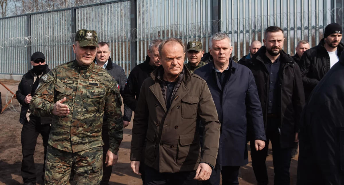 Zdjęcie polityków rządowych pod zapora na granicy polsko - białoruskiej/ premier.gov.pl