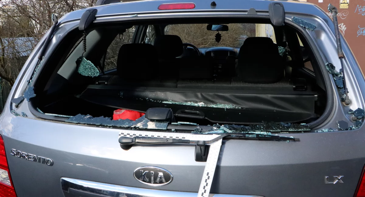 Zdjęcie samochodu z wybitą szybą/ podlaska.policja.gov.pl