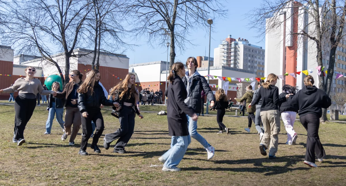 Zdjęcie bawiących się studentów na kampusie Politechniki Białostockiej/ Dariusz Piekut