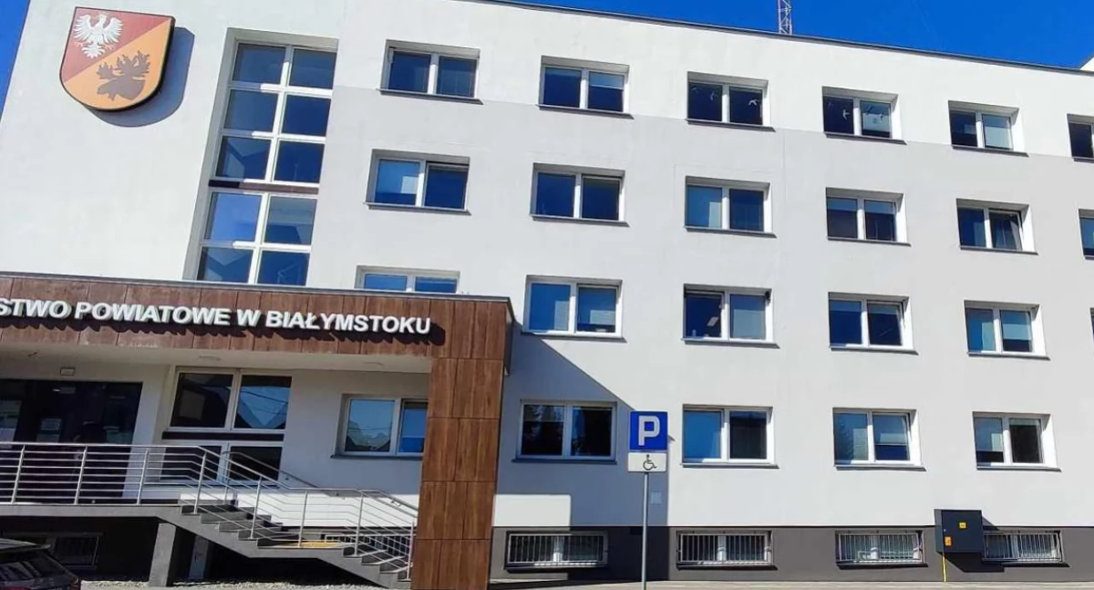 Zdjęcie budynku starostwa powiatowego w Białymstoku/ powiatbialostocki.pl