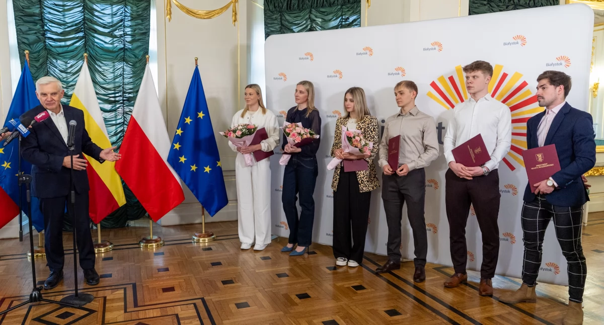 Zdjęcie zawodników Short Tracku z prezydentem Białegostoku/ bialystok.pl