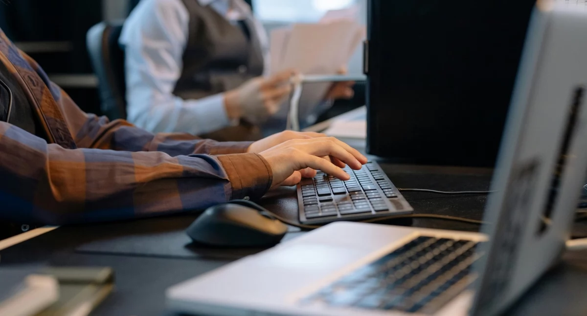 Zdjęcie osób pracujących przy komputerach/ ManpowerGroup