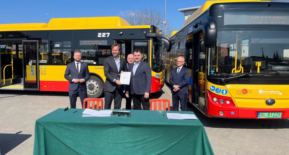 Zdjęcie z podpisania umowy na zakup elektrycznych autobusów do Łomży/ UM w Łomży