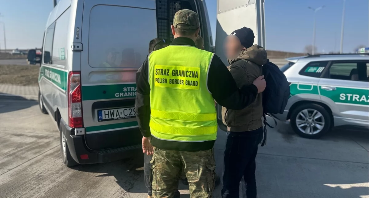 Zdjęcie strażnika granicznego prowadzącego zatrzymanego cudzoziemca/ SG