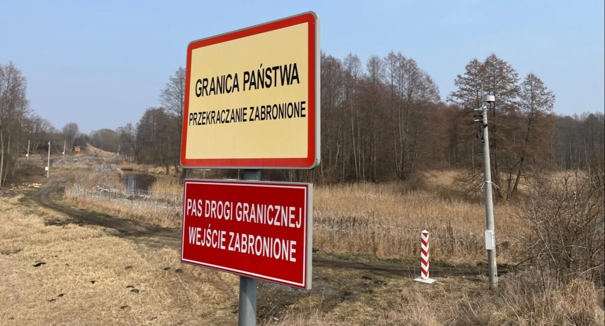 Zdjęcie znaków ostrzegawczych na granicy polsko - białoruskiej/ Straż Graniczna
