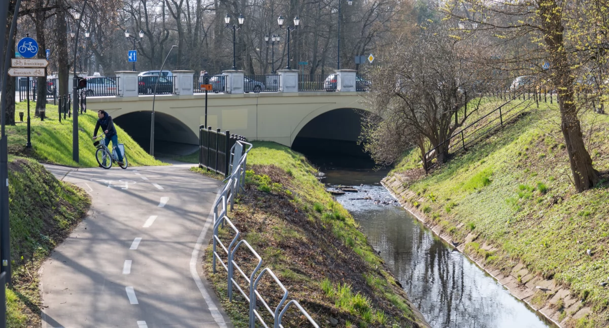 Zdjęcie rowerzysty na drodze dla rowerów w Białymstoku/ bialystok.pl