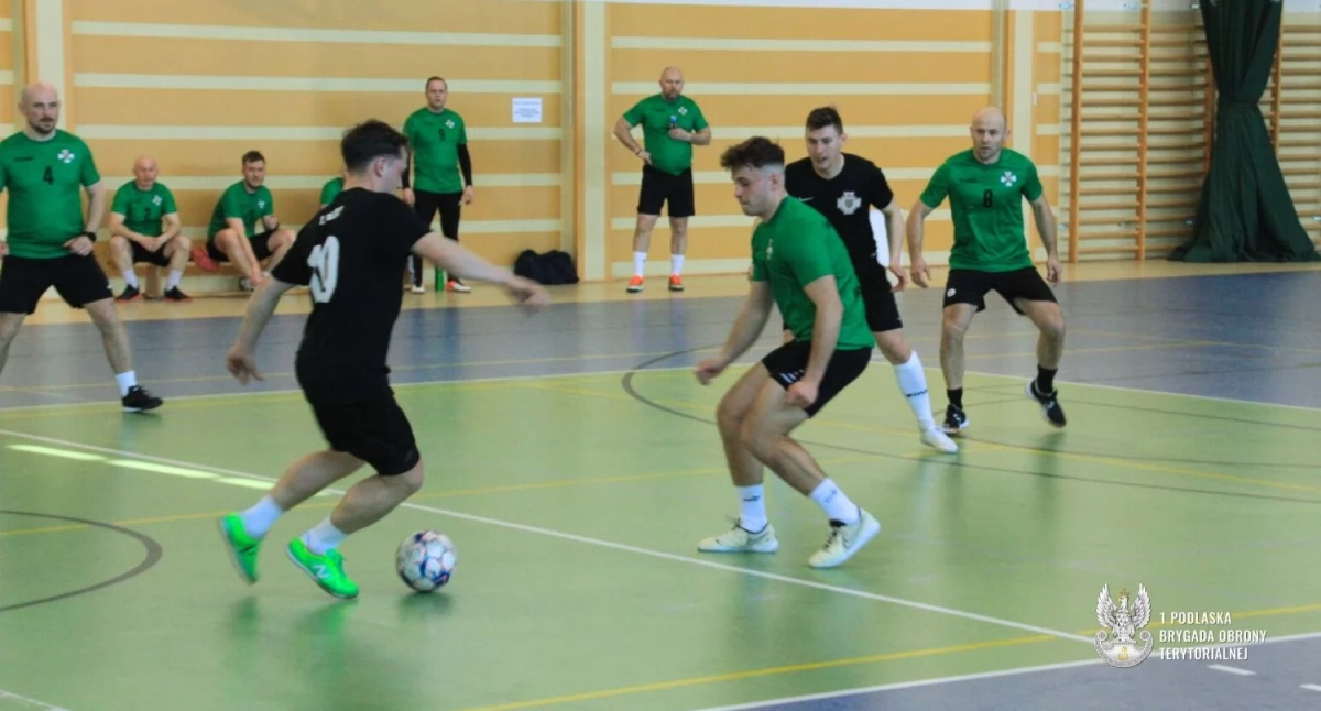 Zdjęcie drużyn żołnierskich podczas turnieju piłkarskiego na hali sportowej/ 1PBOT
