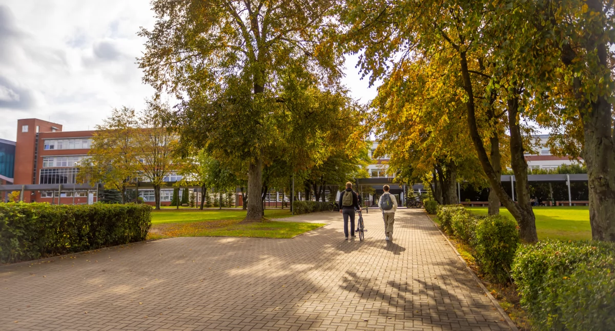 Zdjęcie studentów z rowerem przed budynkiem Politechniki Białostockiej/ Dariusz Piekut