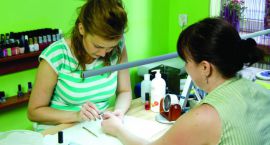 Po profesjonalnym manicure dłonie wyglądają zniewalająco