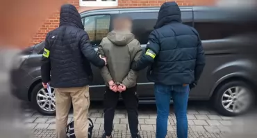Oszukiwał „metodą na wnuczka”. Wyłudził 100 tys. dolarów. Zatrzymali go policjanci
